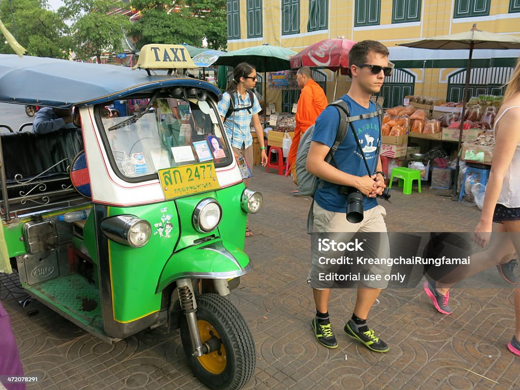 Os turistas, monk e fornecedores - Foto de stock de Adulação royalty-free