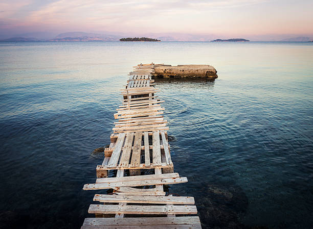 instável velho cais ao pôr do sol - jetty old wood obsolete - fotografias e filmes do acervo