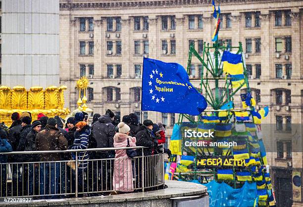 Reuniones Para La Construcción Europea En El Centro De La Ciudad De Kiev Foto de stock y más banco de imágenes de Bandera