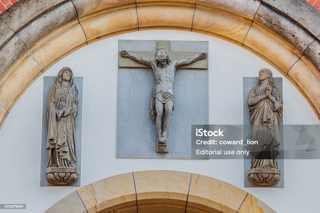 キリストの十字架はりつけをの前に浦上天主堂 カトリックのストックフォトや画像を多数ご用意 カトリック, 日本, イエス キリスト
