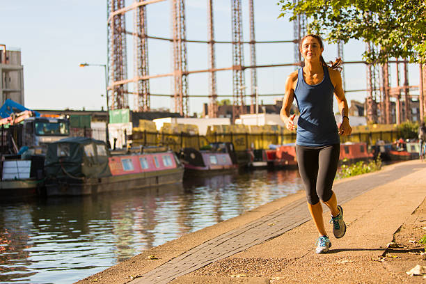 femme jogging matin industrie - pitchuk2013 photos et images de collection