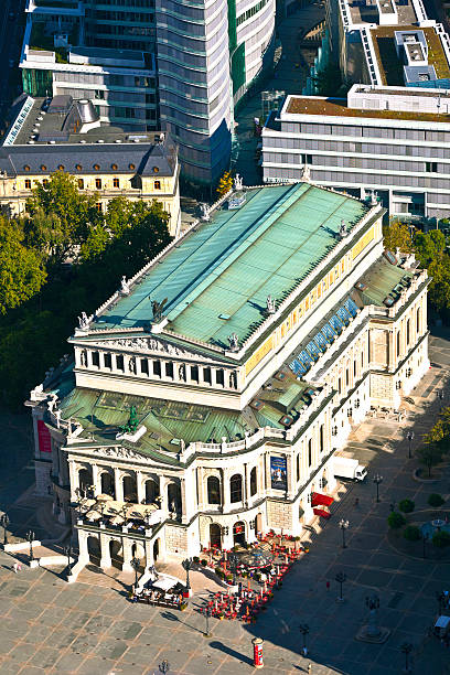 słynna opera we frankfurcie, alte oper, niemcy - opera house semper opera house statue theaterplatz zdjęcia i obrazy z banku zdjęć