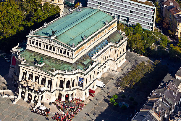 a famosa ópera de frankfurt, alte oper, alemanha - opera house semper opera house statue theaterplatz imagens e fotografias de stock