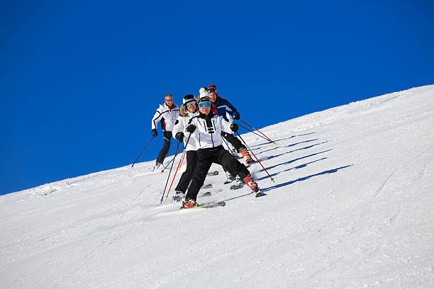 narciarstwo klasy na stok w górach - winter friendship france italy zdjęcia i obrazy z banku zdjęć