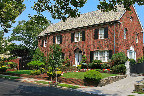 豪華なブルックリンハウスニューヨーク,米国 クリアブルーの空。 - driveway colonial style house residential structure ストックフォトと画像