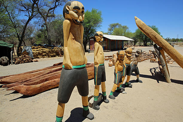 afrikanische kunst - logboat stock-fotos und bilder