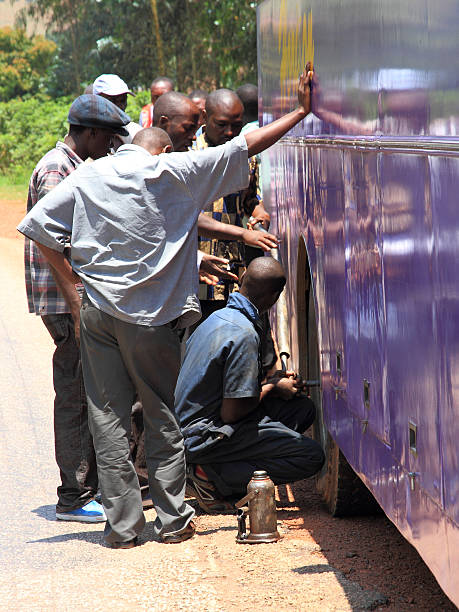 africanos alterar um ônibus público de pneu - vehicle breakdown car stranded broken - fotografias e filmes do acervo