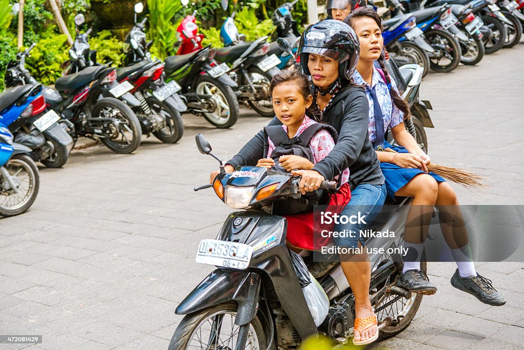 Familia monta una motocicleta - Foto de stock de Asia libre de derechos