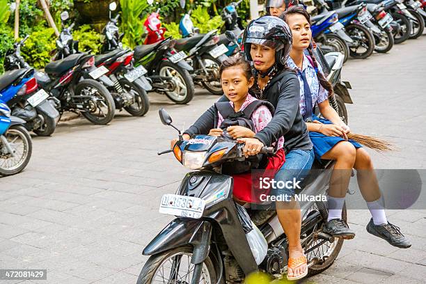 Familia Monta Una Motocicleta Foto de stock y más banco de imágenes de Asia - Asia, Adulto, Adulto joven