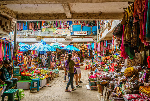 Street Market in Ubud, Bali Ubud, Bali, Indonesia - July 18, 2013: Souvenir shop in downtown Ubud, People selling jewelry, scarves, paintings and other souvenirs. ubud market stock pictures, royalty-free photos & images