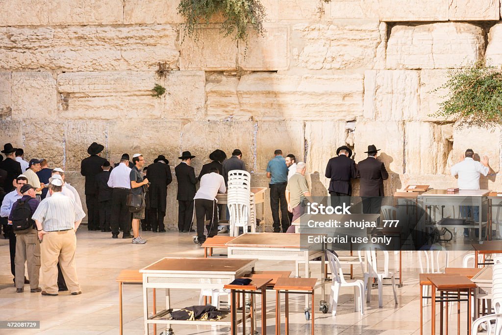 Orações antes do Muro das Lamentações, na cidade velha de Jerusalém - Foto de stock de Antigo royalty-free