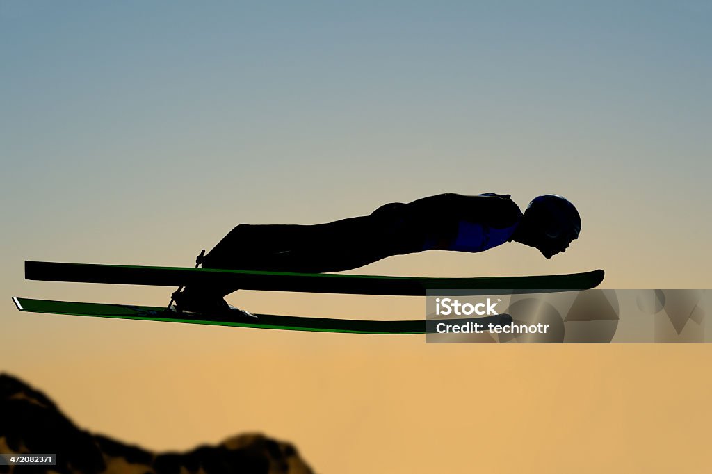 Silhouette von ski jumper Fliegen bei Sonnenuntergang - Lizenzfrei Skispringen Stock-Foto