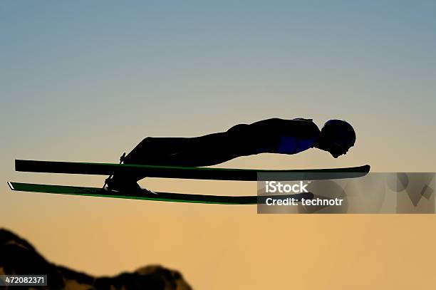 Silhouette Von Ski Jumper Fliegen Bei Sonnenuntergang Stockfoto und mehr Bilder von Skispringen