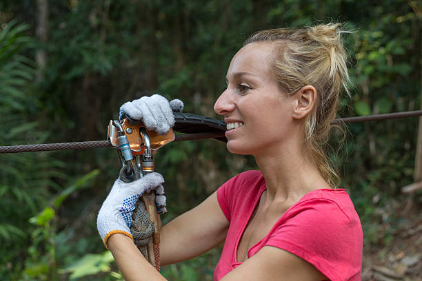 alegre mulher desfrutando com zíper e forro - zip lining - fotografias e filmes do acervo