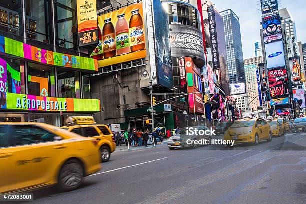 Times Square New York City - Fotografie stock e altre immagini di 42nd Street - Strada di Manhattan - 42nd Street - Strada di Manhattan, Affari finanza e industria, Affollato