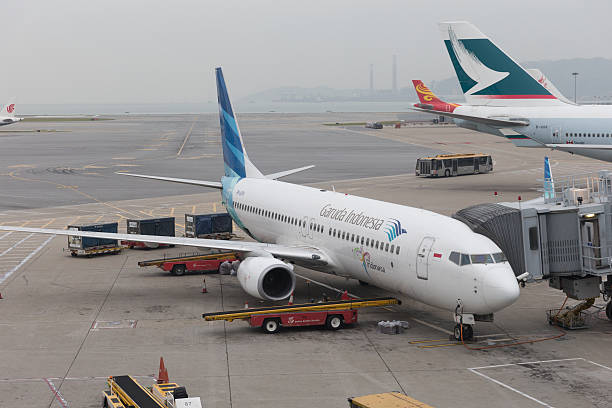 garuda indonesia boeing 737 - named airline fotografías e imágenes de stock