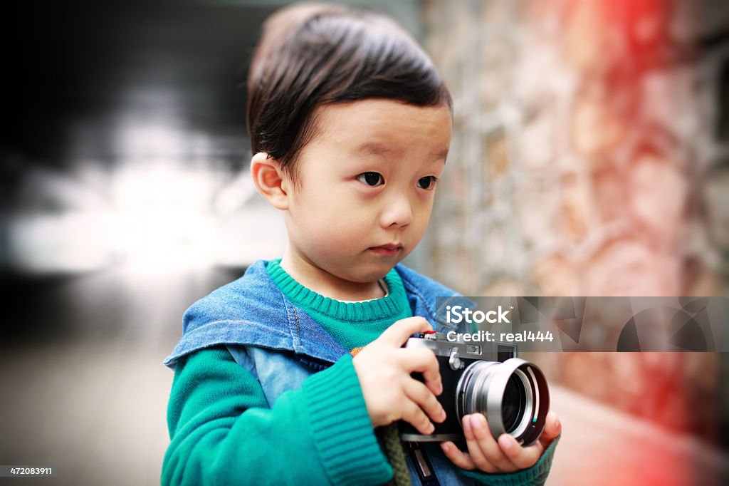 Linda niño juega el fotógrafo - Foto de stock de 2-3 años libre de derechos