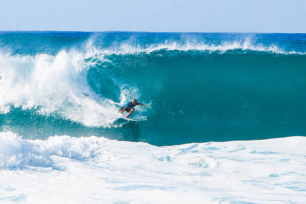surfer kelly slater surf bonzai pipeline en hawai - north shore hawaii islands oahu island fotografías e imágenes de stock