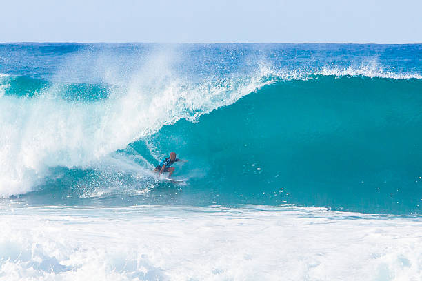 surfista kelly slater surf bonzai pipeline no havai - hawaii islands big island waikiki beach imagens e fotografias de stock