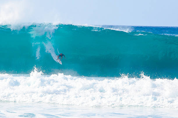 surfer kelly slater surf bonzai pipeline en hawai - north shore hawaii islands oahu island fotografías e imágenes de stock