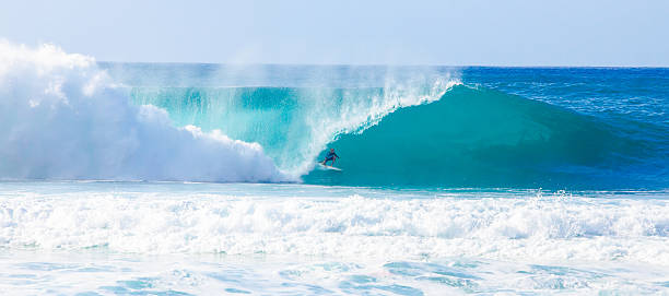 surfista kelly slater surf bonzai pipeline no havai - hawaii islands big island waikiki beach imagens e fotografias de stock