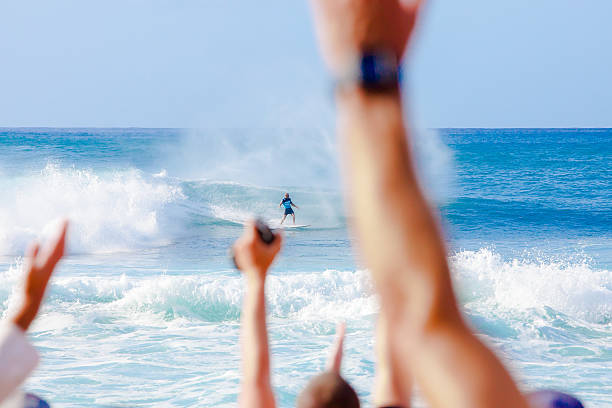 surferka bonzai do surfingu kelly slater surfowanie na hawajach - surfing sport extreme sports success zdjęcia i obrazy z banku zdjęć