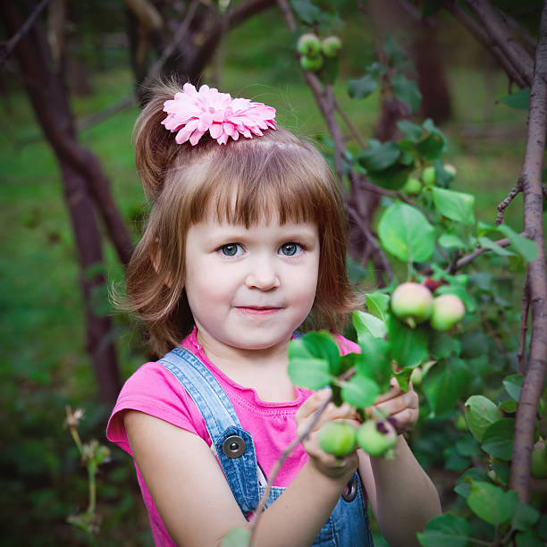 little bella ragazza con mela albero - new life one baby girl only beginnings babies only foto e immagini stock