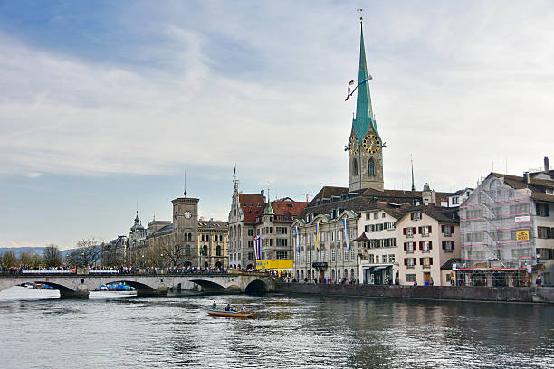 zürich fluss limmat und historischer architektur - fraumünsterkirche stock-fotos und bilder