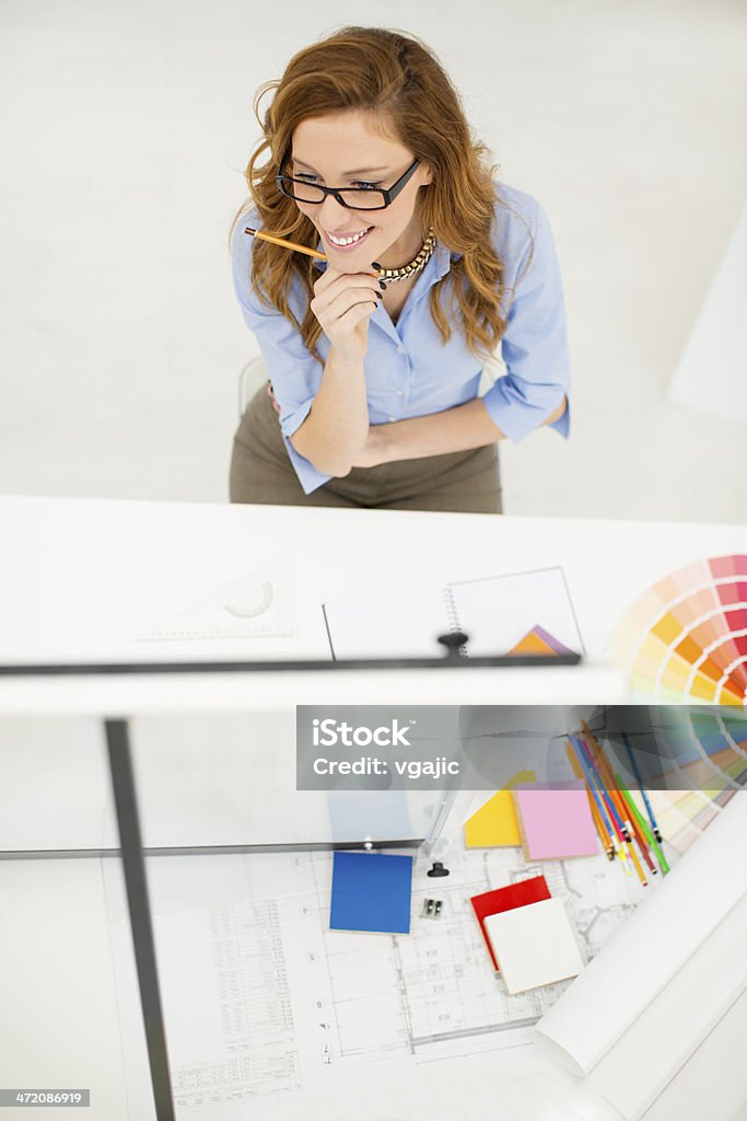 Mulher sorrindo arquiteto no trabalho. - Foto de stock de Designer profissional royalty-free