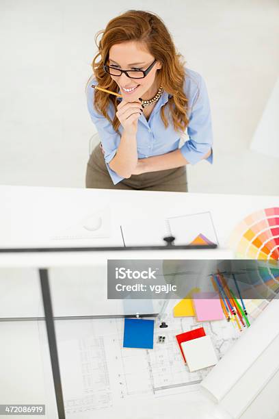 Foto de Mulher Sorrindo Arquiteto No Trabalho e mais fotos de stock de Designer profissional - Designer profissional, Vista de Cima para Baixo, 25-30 Anos