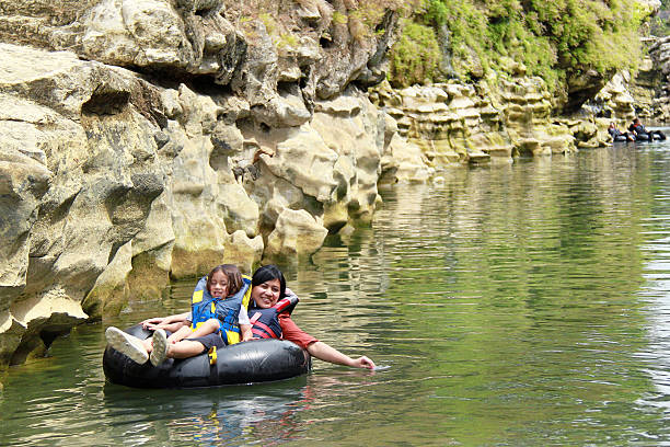 famille en canot métro - child inflatable raft lake family photos et images de collection