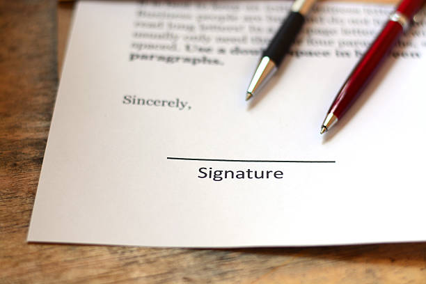 istock signature with pen 472087137