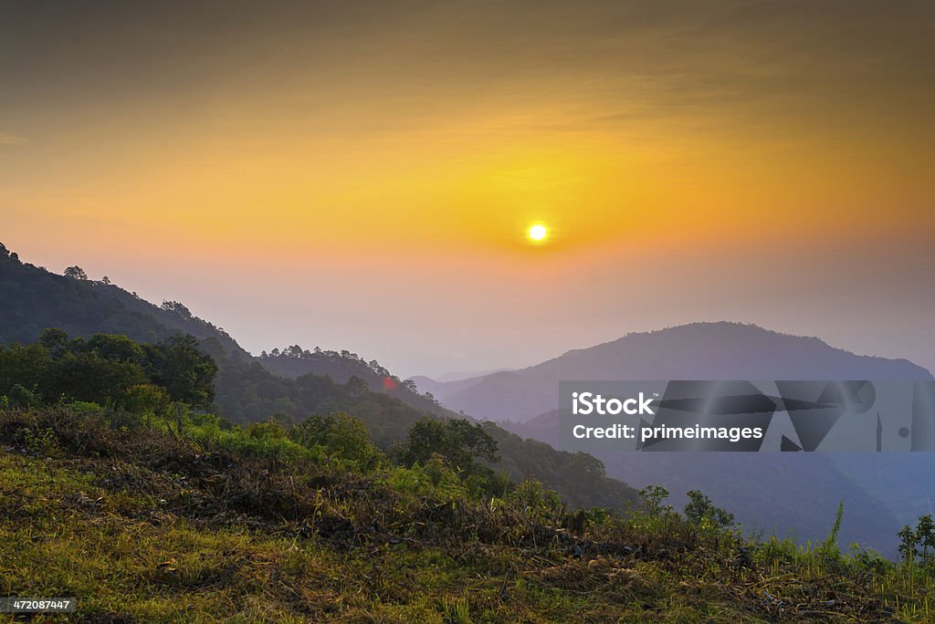 Piękne słońce w mglisty poranek góry. - Zbiór zdjęć royalty-free (Azja)