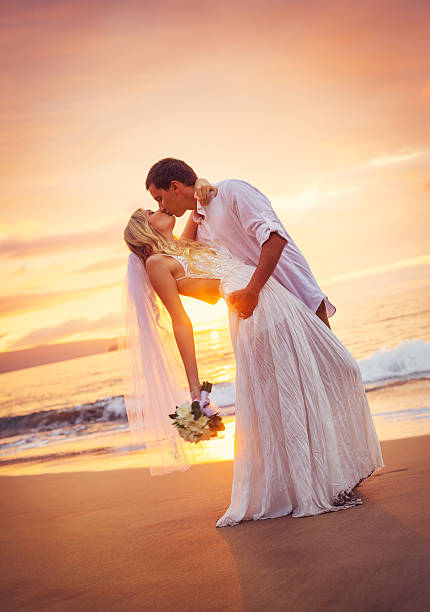 신부 및 신랑, 놀라운 해질녘까지 함께 - wedding beach honeymoon bride 뉴스 사진 이미지