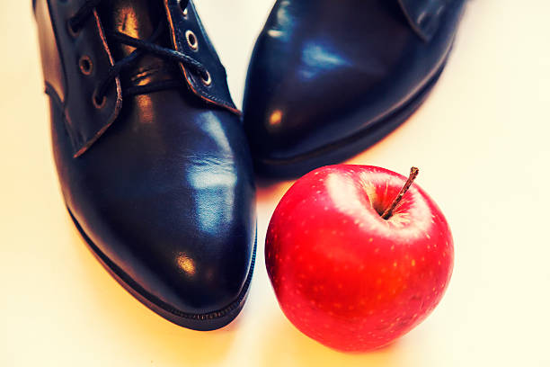 scarpe donna nero e mela su sfondo bianco - old fashioned retro revival apple togetherness foto e immagini stock