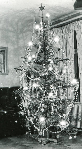istock Vintage photo of Christmas tree 472091367