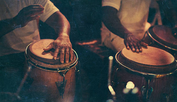 jouant congas - ethnic music photos et images de collection