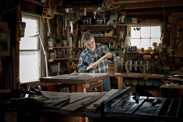 artigiano per la lavorazione del legno - mahone bay foto e immagini stock