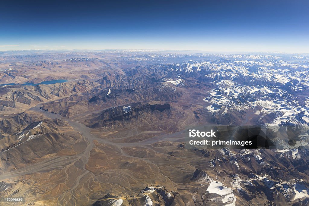 Vista aérea de montanhas e nuvens, em cima - Foto de stock de Acima royalty-free