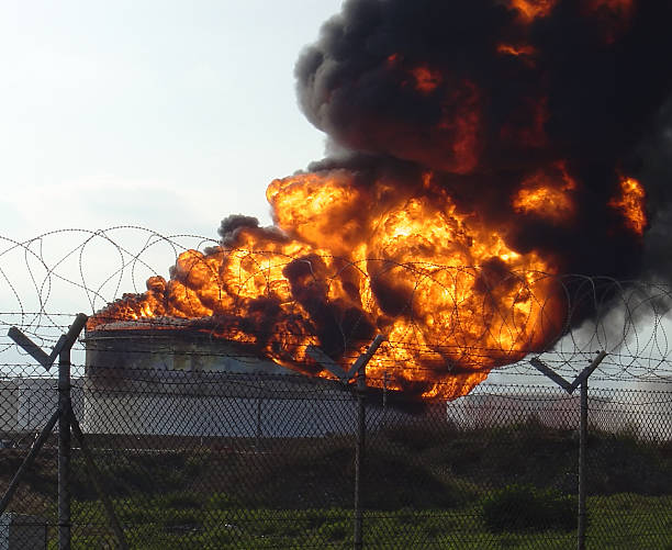 raffinerie explosion avec flammes - chemical accident photos et images de collection
