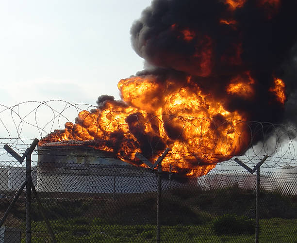 Refinaria explosão com chamas - fotografia de stock