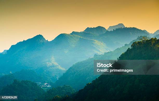 Bela Luz Do Sol Montanhas Em Dia Nublado - Fotografias de stock e mais imagens de Agricultura - Agricultura, Ajardinado, Amanhecer