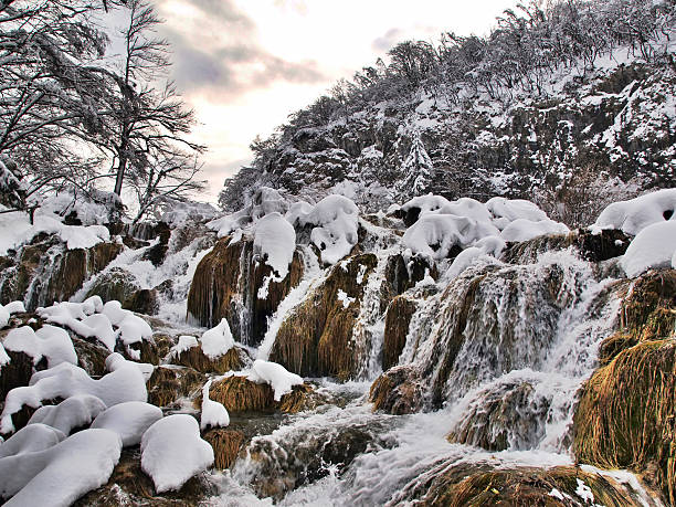 겨울맞이 폭포 - plitvice lakes national park croatia winter sparse 뉴스 사진 이미지