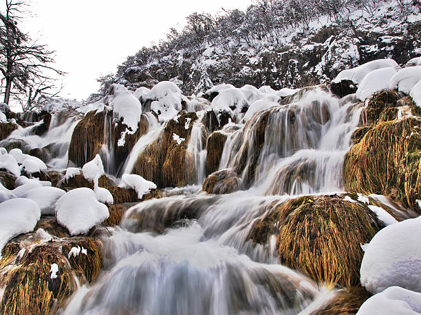 겨울맞이 폭포 - plitvice lakes national park croatia winter sparse 뉴스 사진 이미지