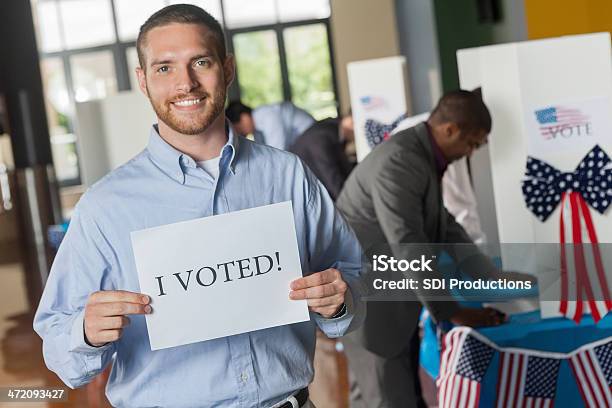若い男性の保持 I サインオン投票日 - I Votedのストックフォトや画像を多数ご用意 - I Voted, アイデア, アウトフォーカス