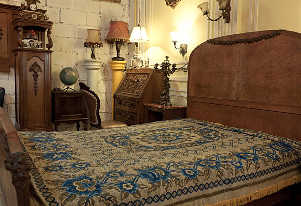 винтажный спальня интерьер - antique bed стоковые фото и изображения