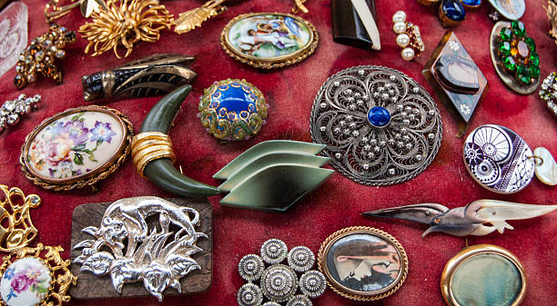 vintage broches para venda no mercado de pulgas de paris, frança. - brooch diamond sapphire jewelry - fotografias e filmes do acervo