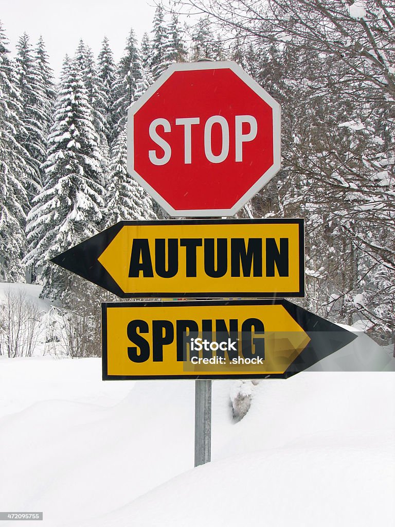 Jesień lub Wiosna roadsign w chłodne zimowe dni - Zbiór zdjęć royalty-free (Billboard)
