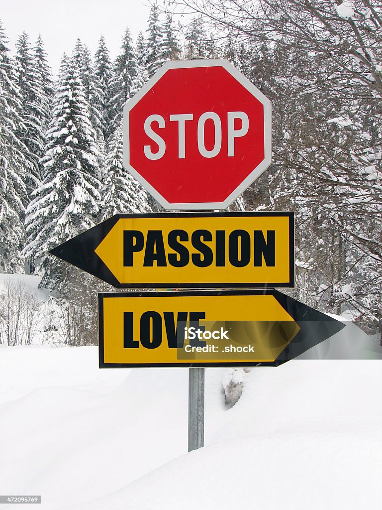 Любовь & страсть Дорожный знак на природе - Стоковые фото Бедность роялти-фри