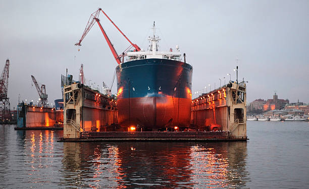 navio grande na doca seca flutuante - bow building imagens e fotografias de stock